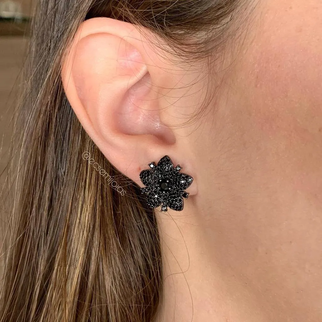 Brinco flor  cravejado com pedras e rodium negro - banhado a ródio negro