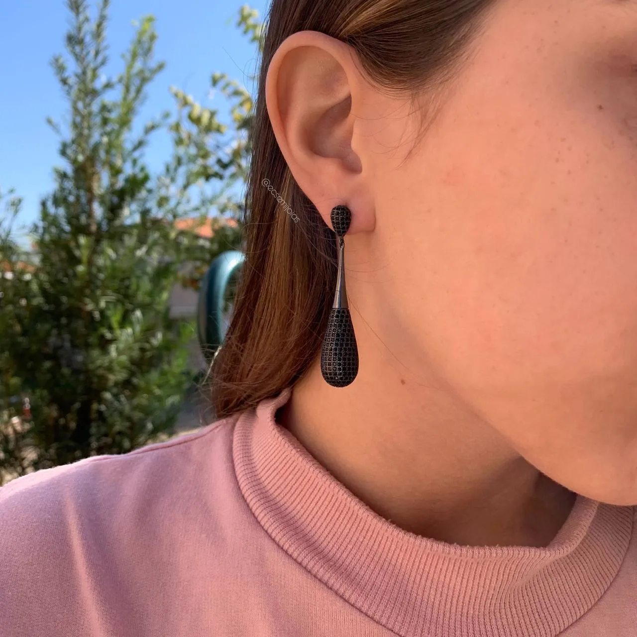 Brinco gota cravejada - banhado a ródio negro
