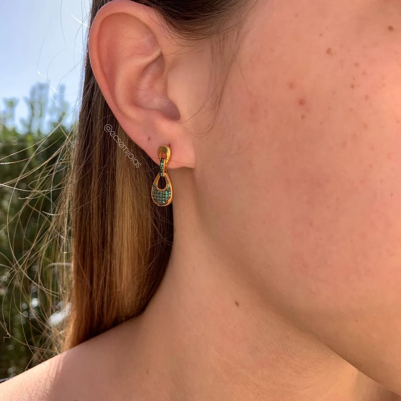 Brinco gota cravejada com base - banhado a ouro 18k