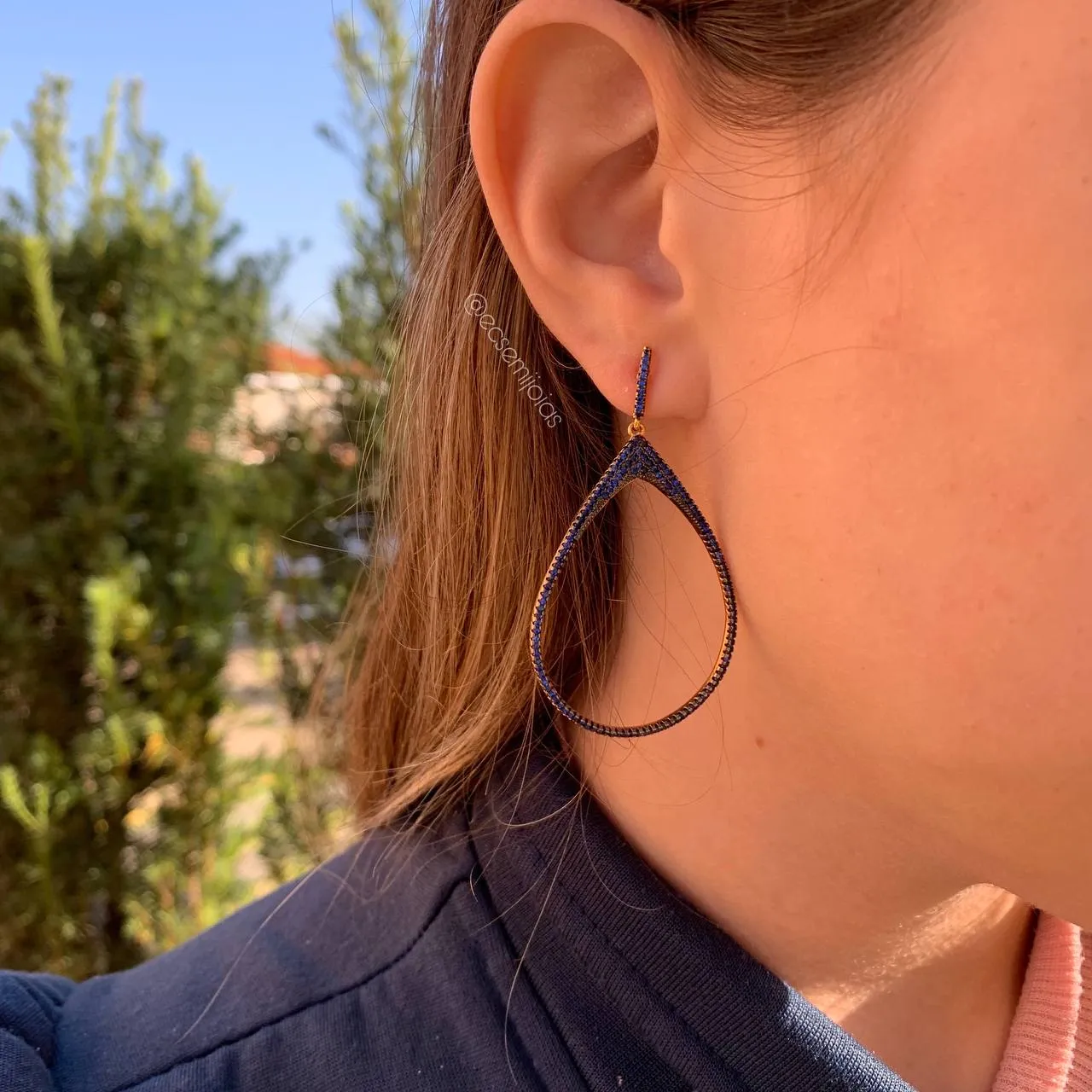 Brinco gota grande vazada cravejada - banhado a ouro 18k