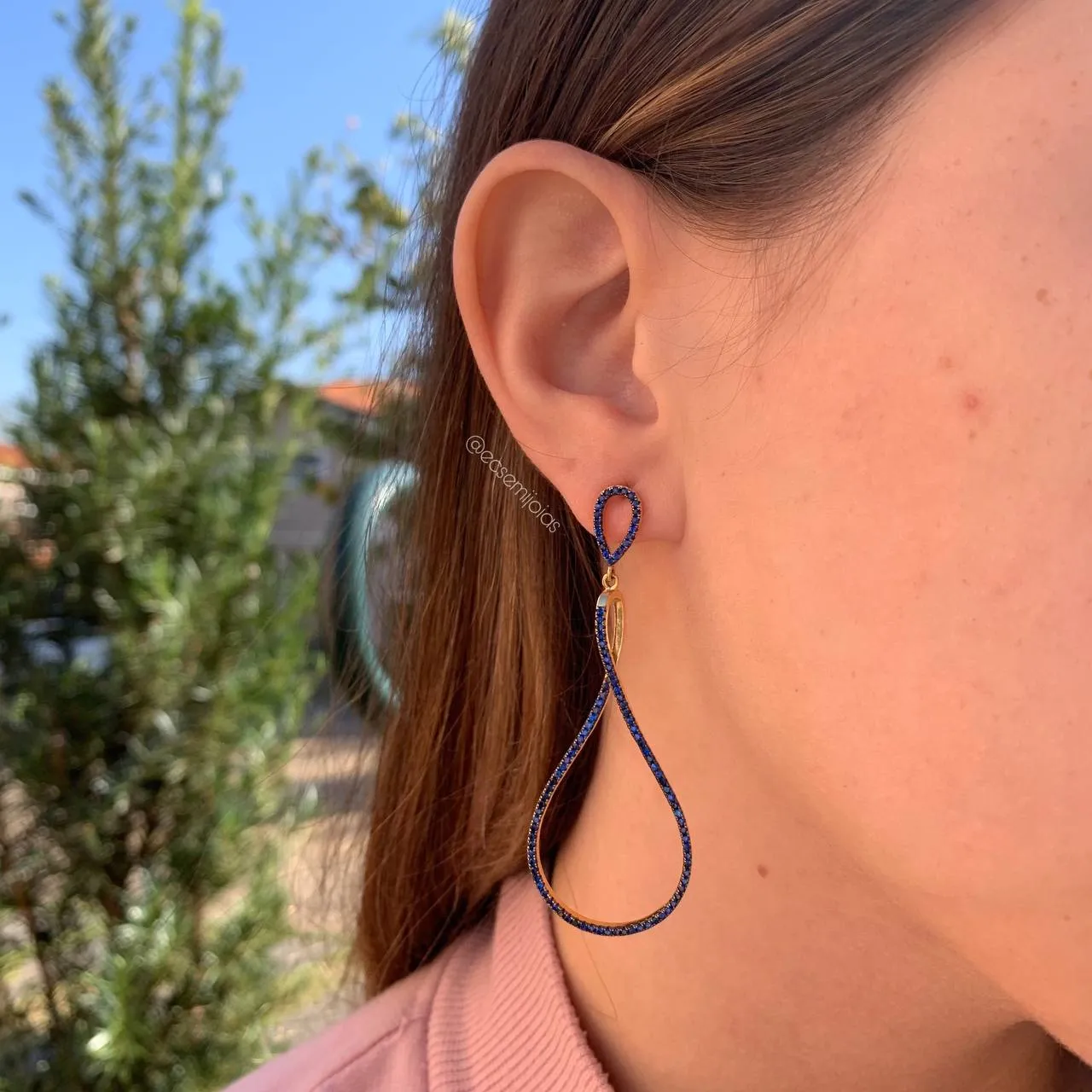 Brinco gota grande vazada cravejada - banhado a ouro 18k