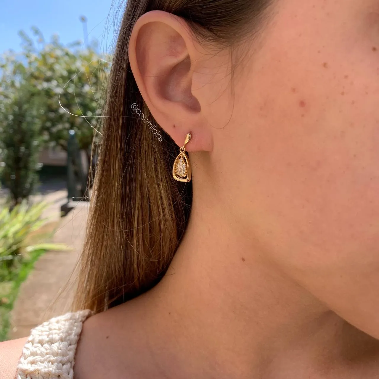 Brinco gota lisa com centro cravejado - banhado a ouro 18k
