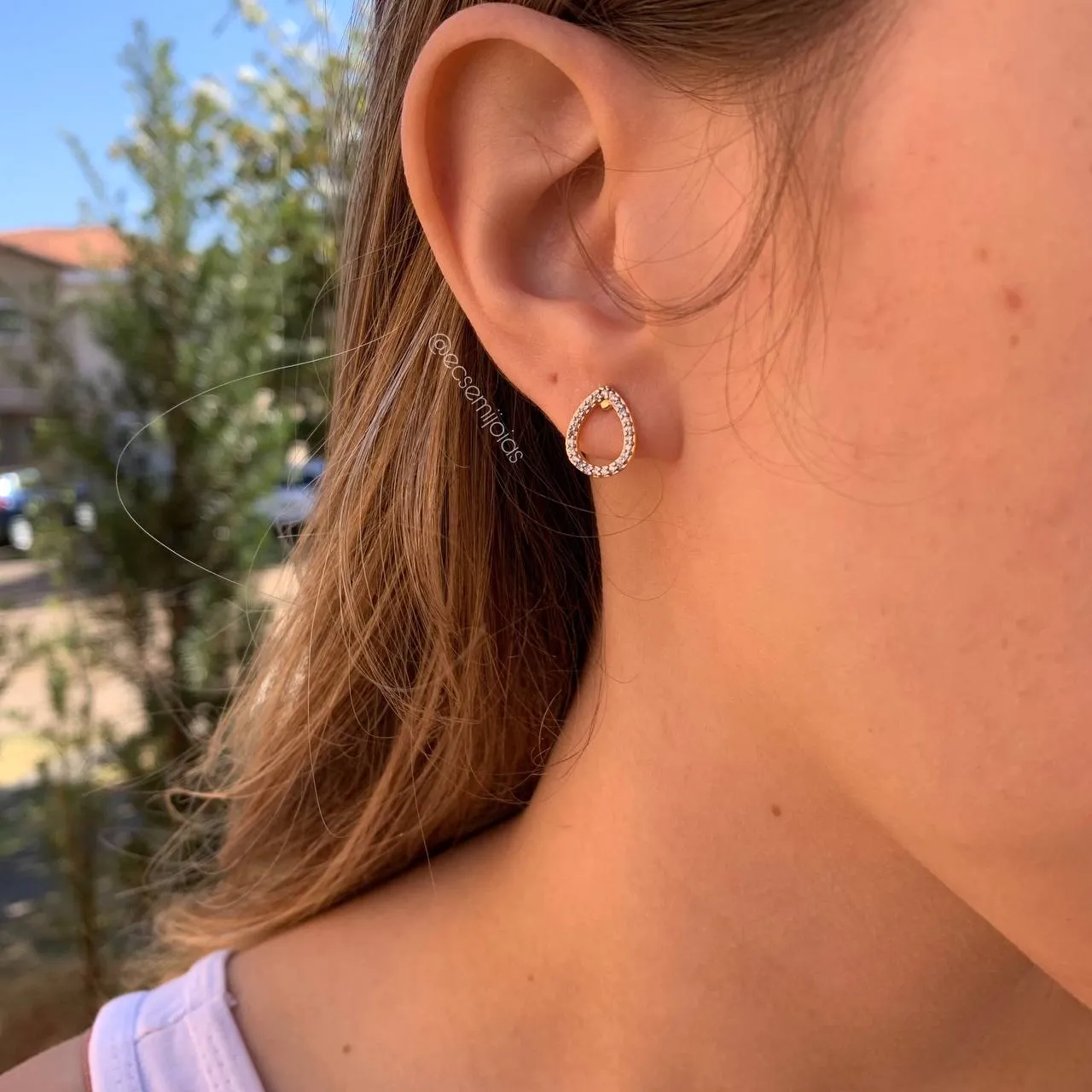 Brinco gota vazada cravejada - banhado a ouro 18k