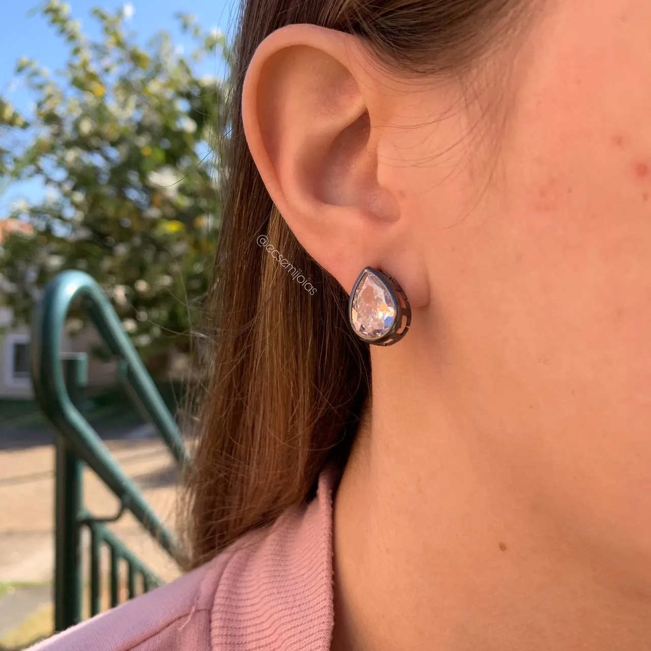 Brinco gota zircônia 10x14 mm c/ metal em cima - banhado a ródio negro