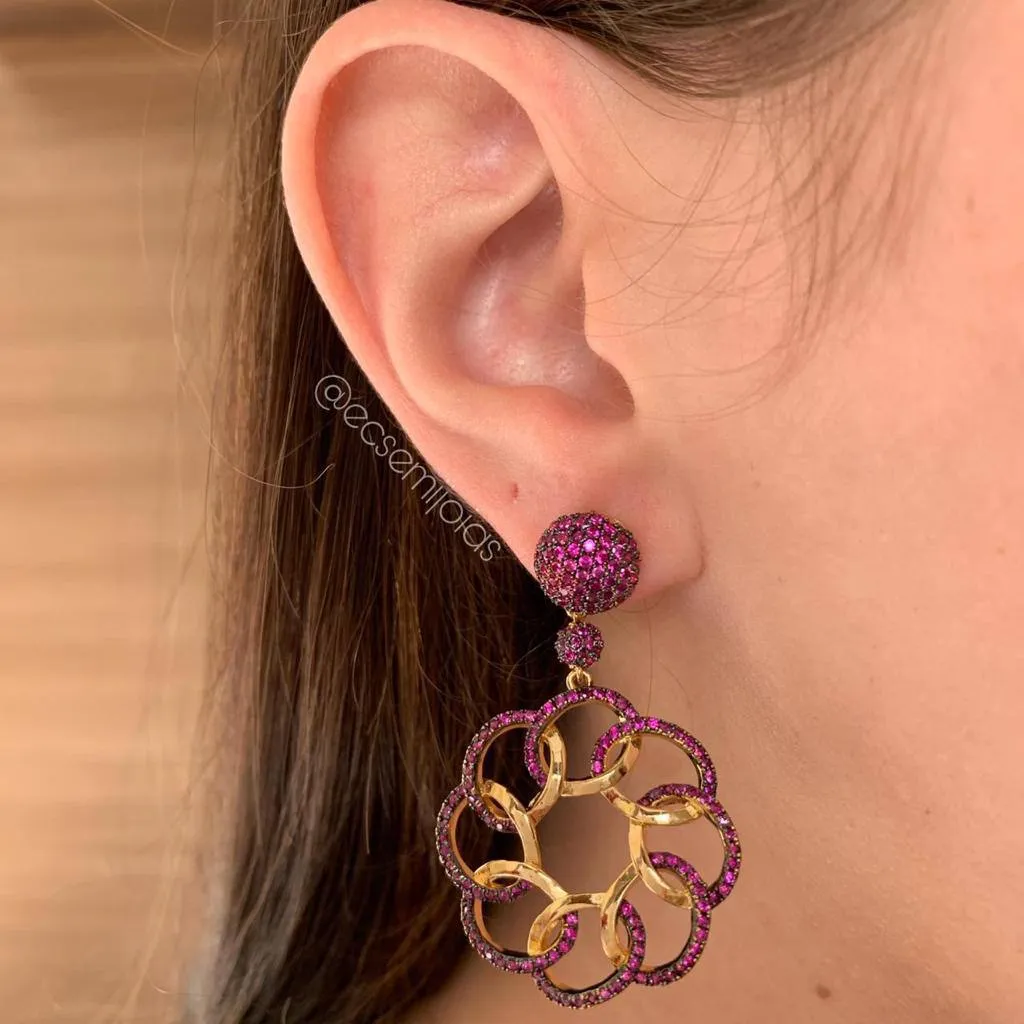 Brinco grande flor diferente de circulos vazados meio cravejados e meio lisos base meia bola cravejada - banhado a ouro 18k