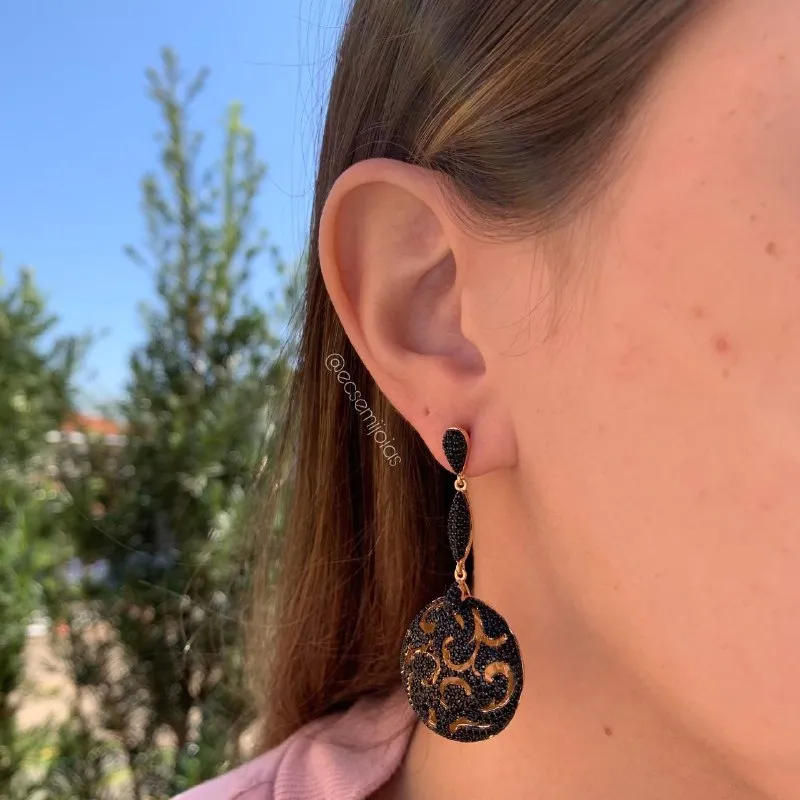 Brinco grande vazado flores cravejadas forrado -banhado a ouro 18k