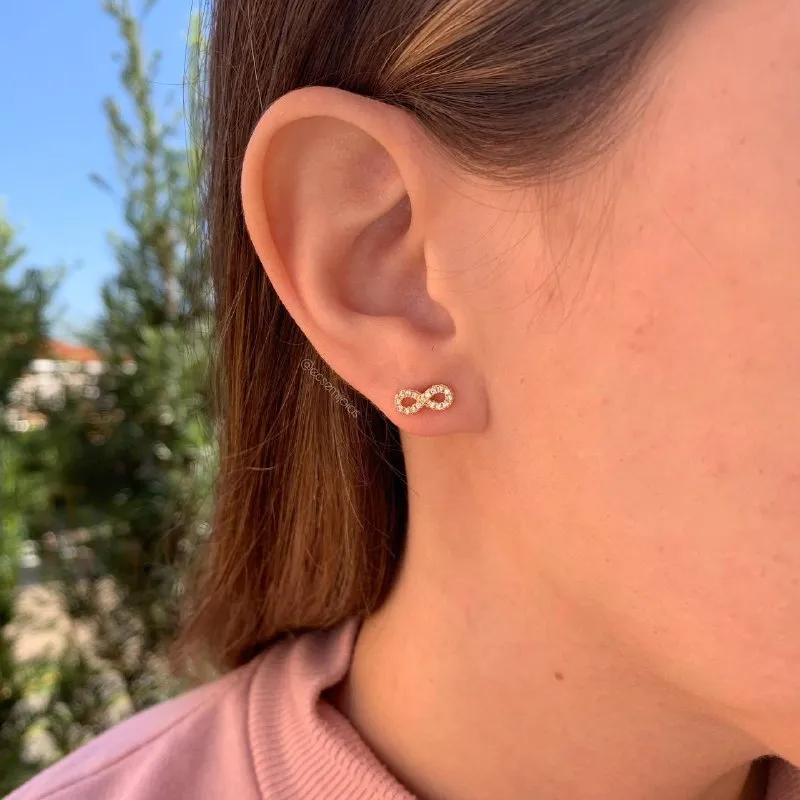 Brinco infinito cravejado - banhado a ouro 18k
