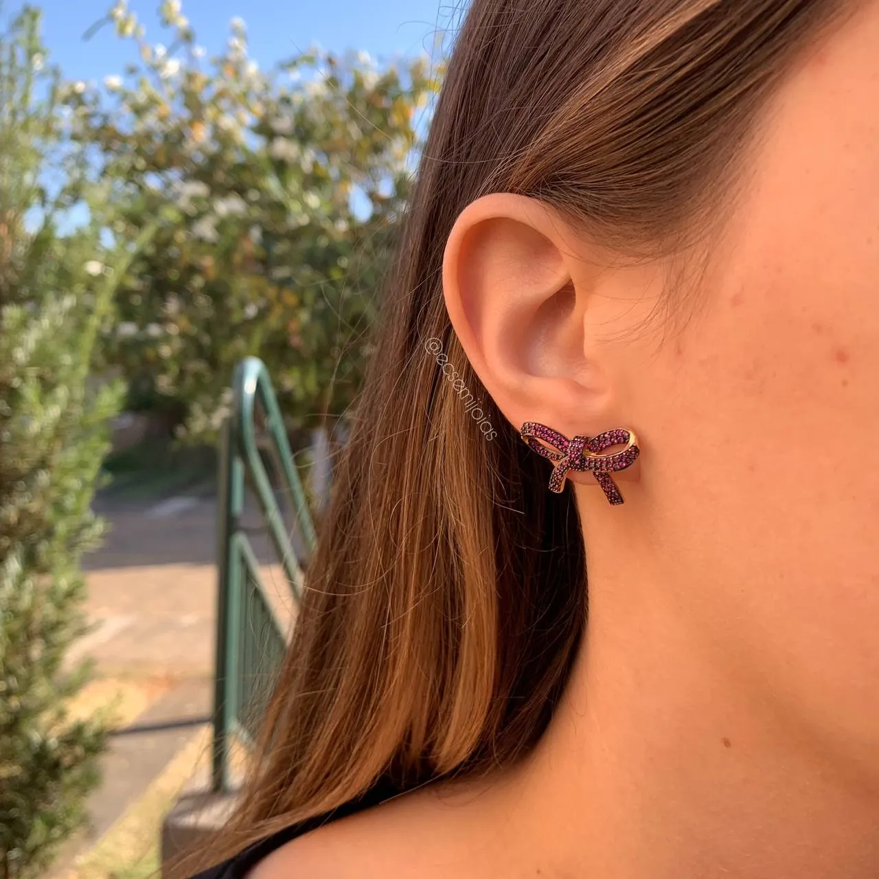 Brinco laço cravejado médio - banhado a ouro 18k