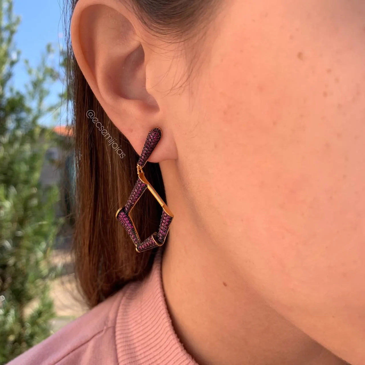 Brinco losango diferente cravejado com base gota - banhado a ouro 18k