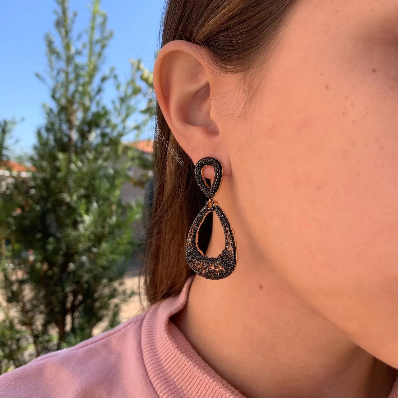 Brinco medio duas gotas cravejadas com trabalhado na parte debaixo do brinco em zirconia - banhado a ouro 18k