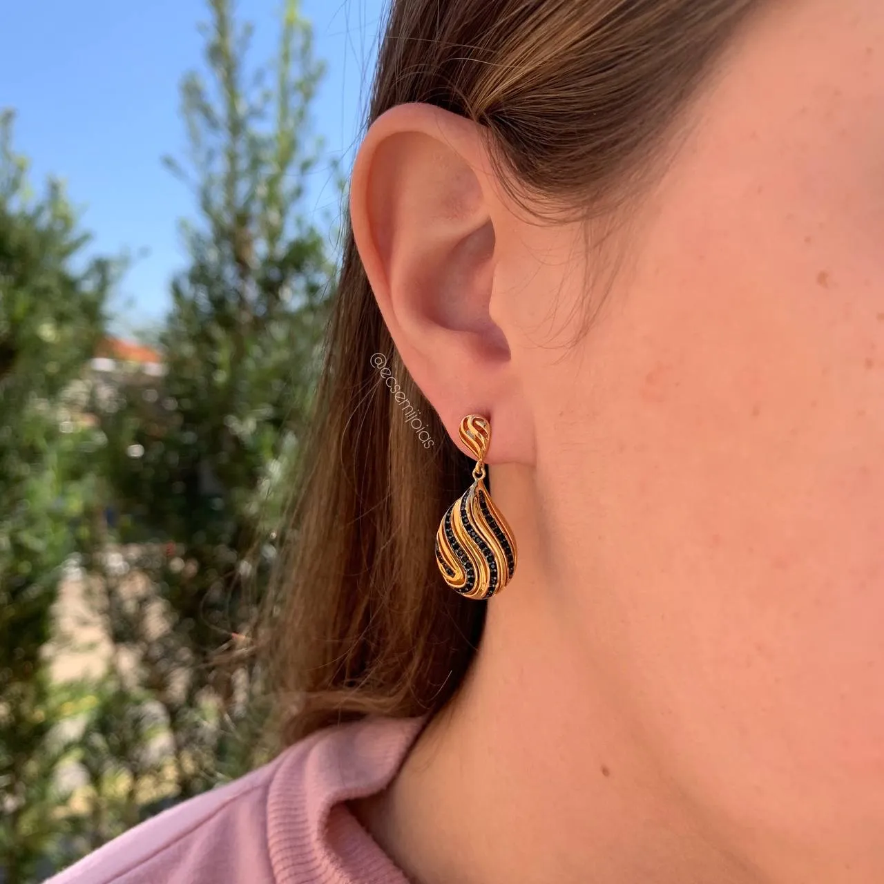 Brinco medio gota com fileiras cravejadas e lisas em onda - banhado a ouro 18k