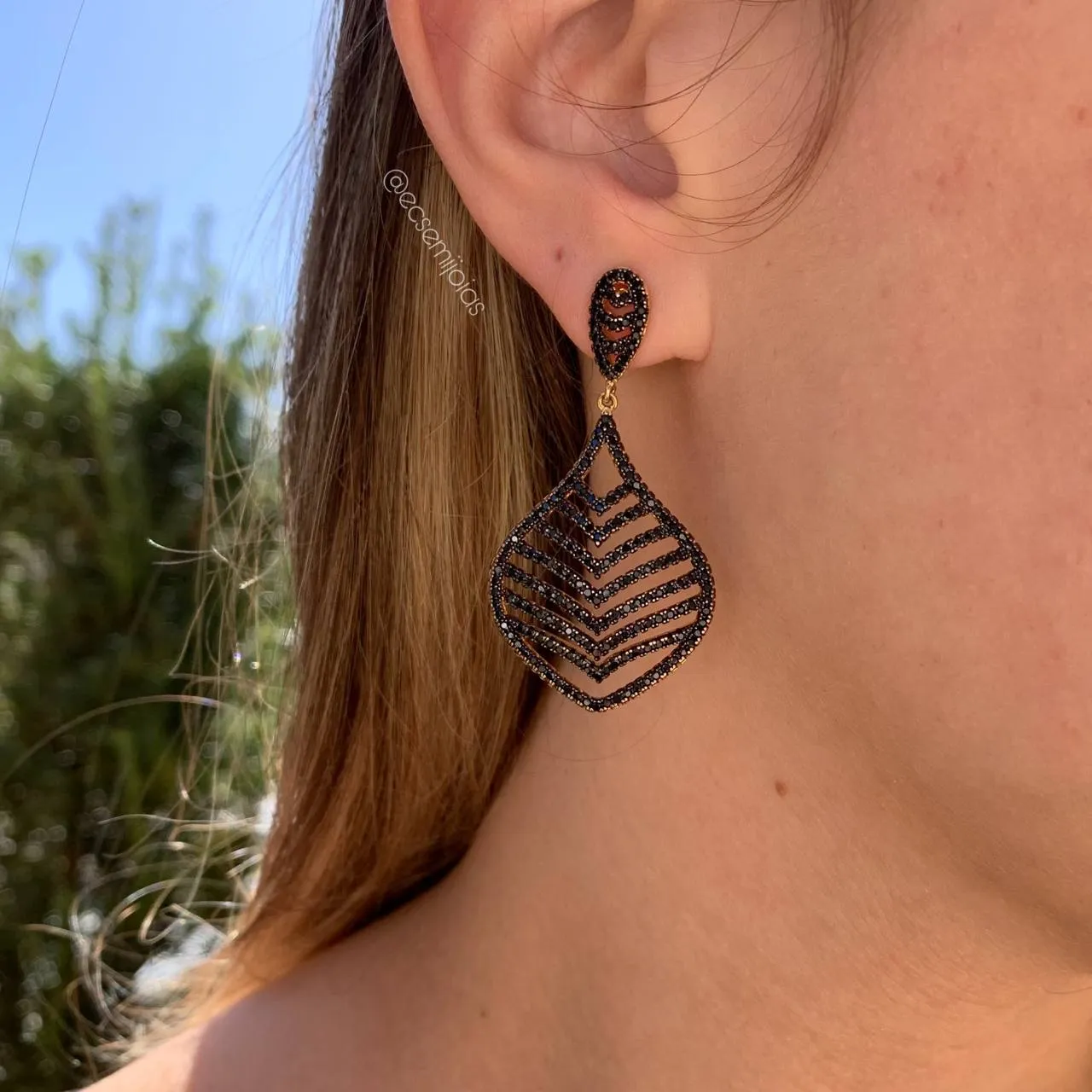 Brinco medio gota folha vazada com fileiras de zirconias cravejadas - banhado a ouro 18k