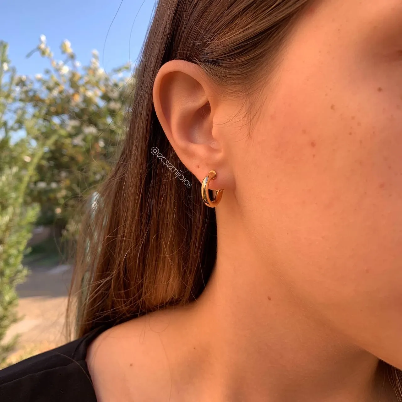Brinco meia argola tubolar pequena 1.5mm espessura 1.50 cm diametro - banhado a ouro 18k