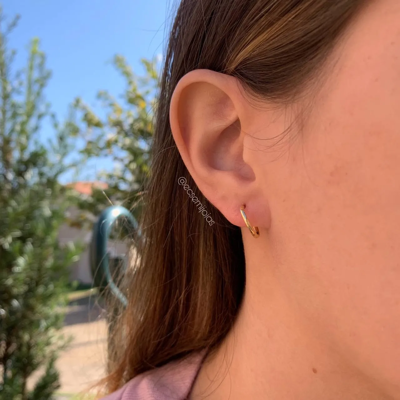 Brinco meia argolinha lisa com tarracha - banhado a ouro 18k