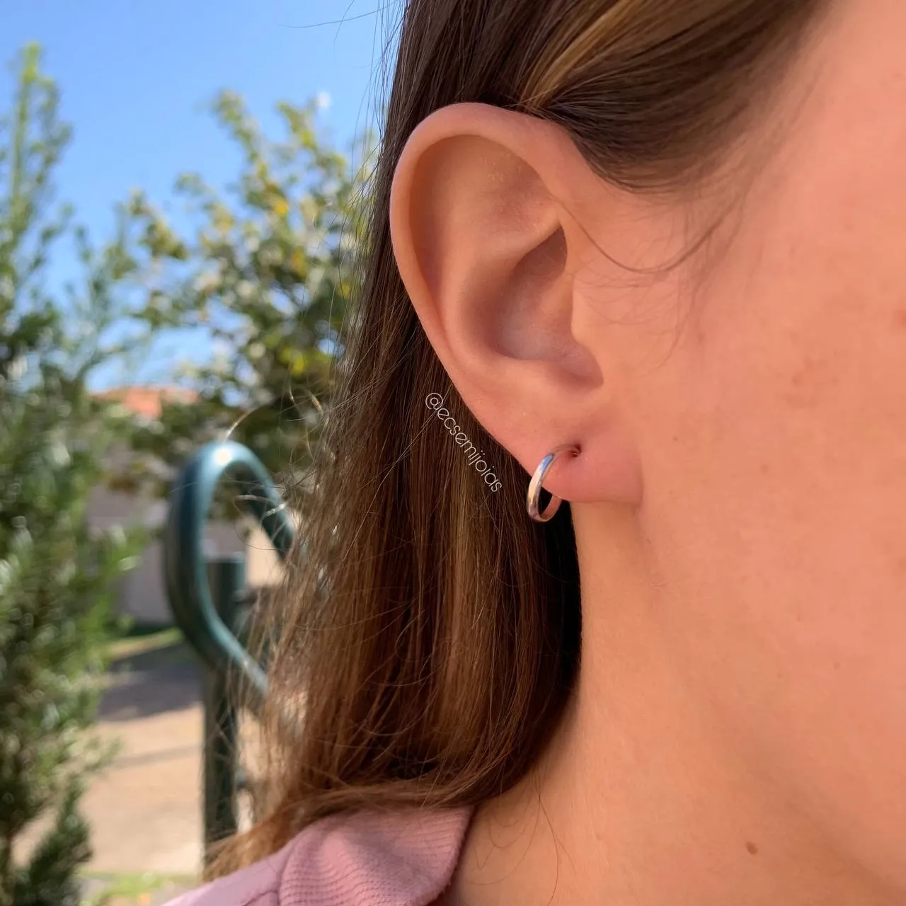 Brinco meia argolinha lisa com tarracha - banhado a ródio branco