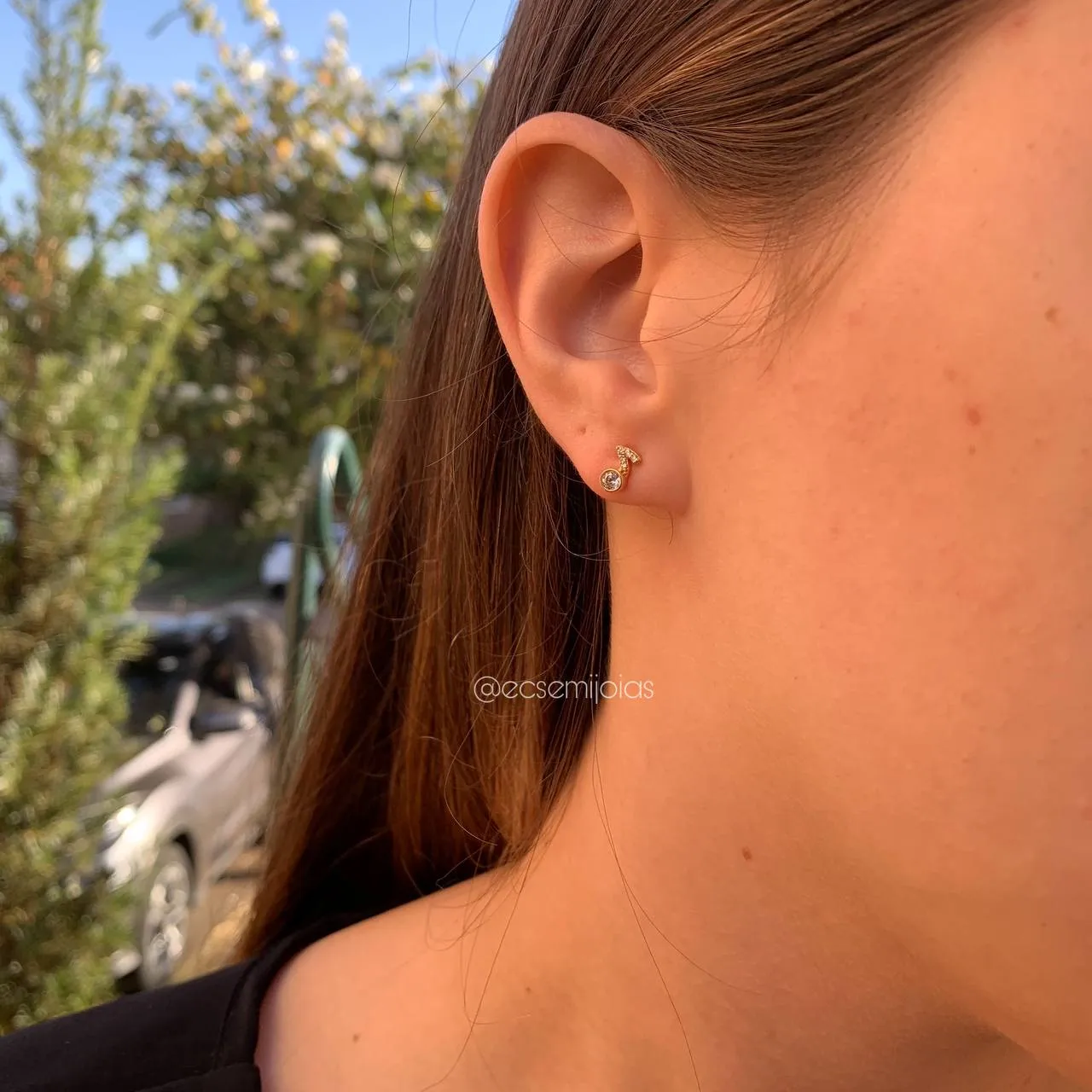 Brinco número sete com zirconia - banhado a ouro 18k