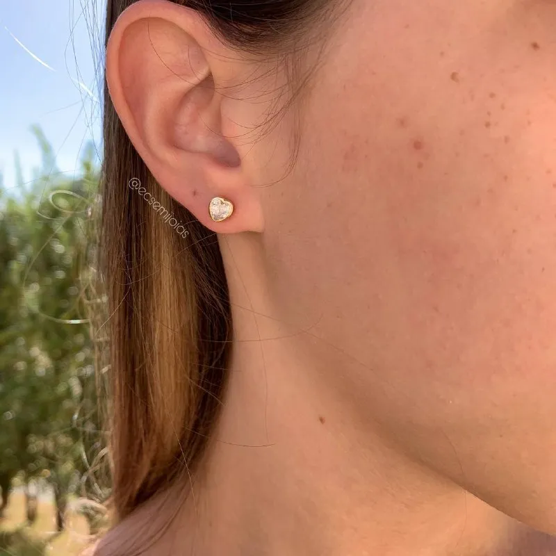 Brinco pedra coração maior - banhado a ouro 18k