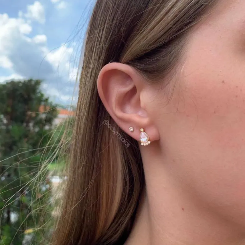 Brinco pedra gota com 4 zircônias em baixo - banhado a ouro 18k