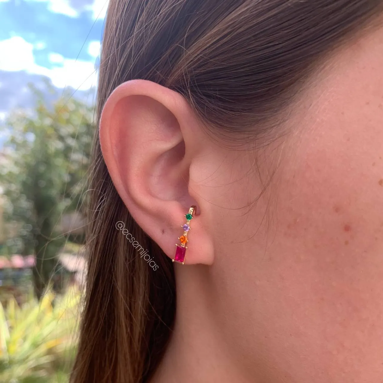 Brinco pedra retangular com três zircônias - 18 mm - banhado a ouro 18k
