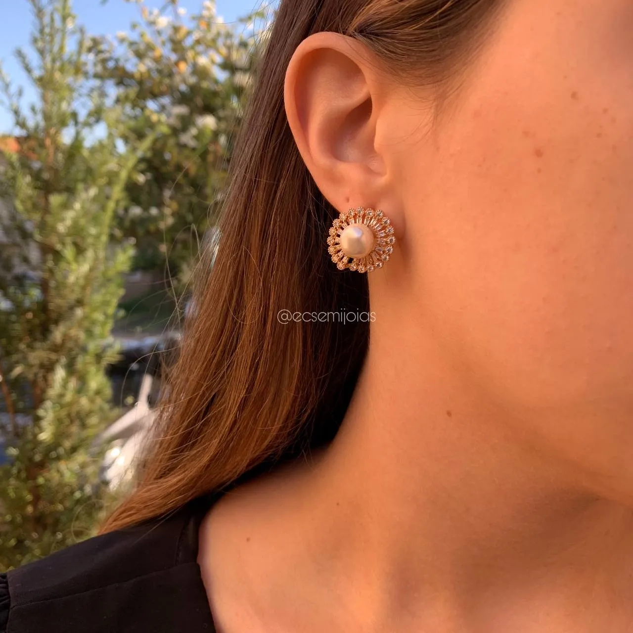 Brinco pérola de 10 mm  centro c/ baguetes em volta e zircônias nas pontas - banhado a ouro 18k