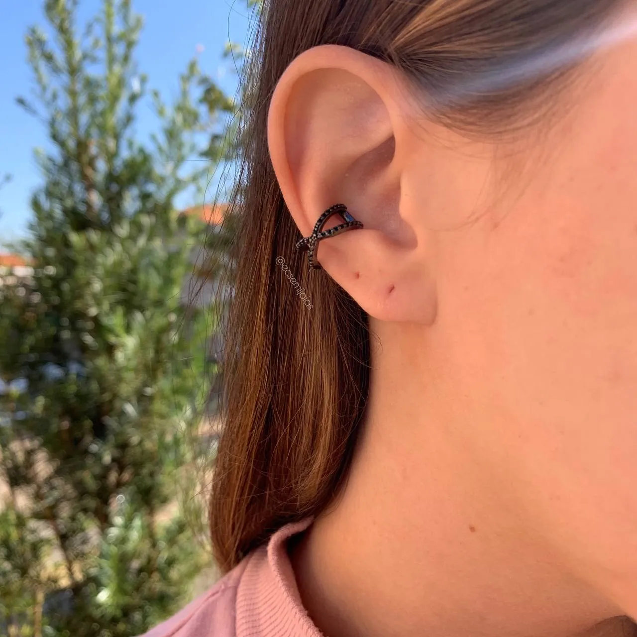 Brinco piercing em X cravejado - banhado a ródio negro