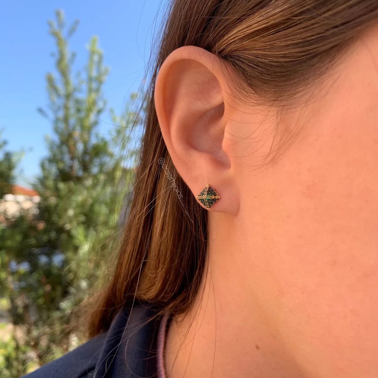 Brinco pirâmide cravejado - banhado a ouro 18 k