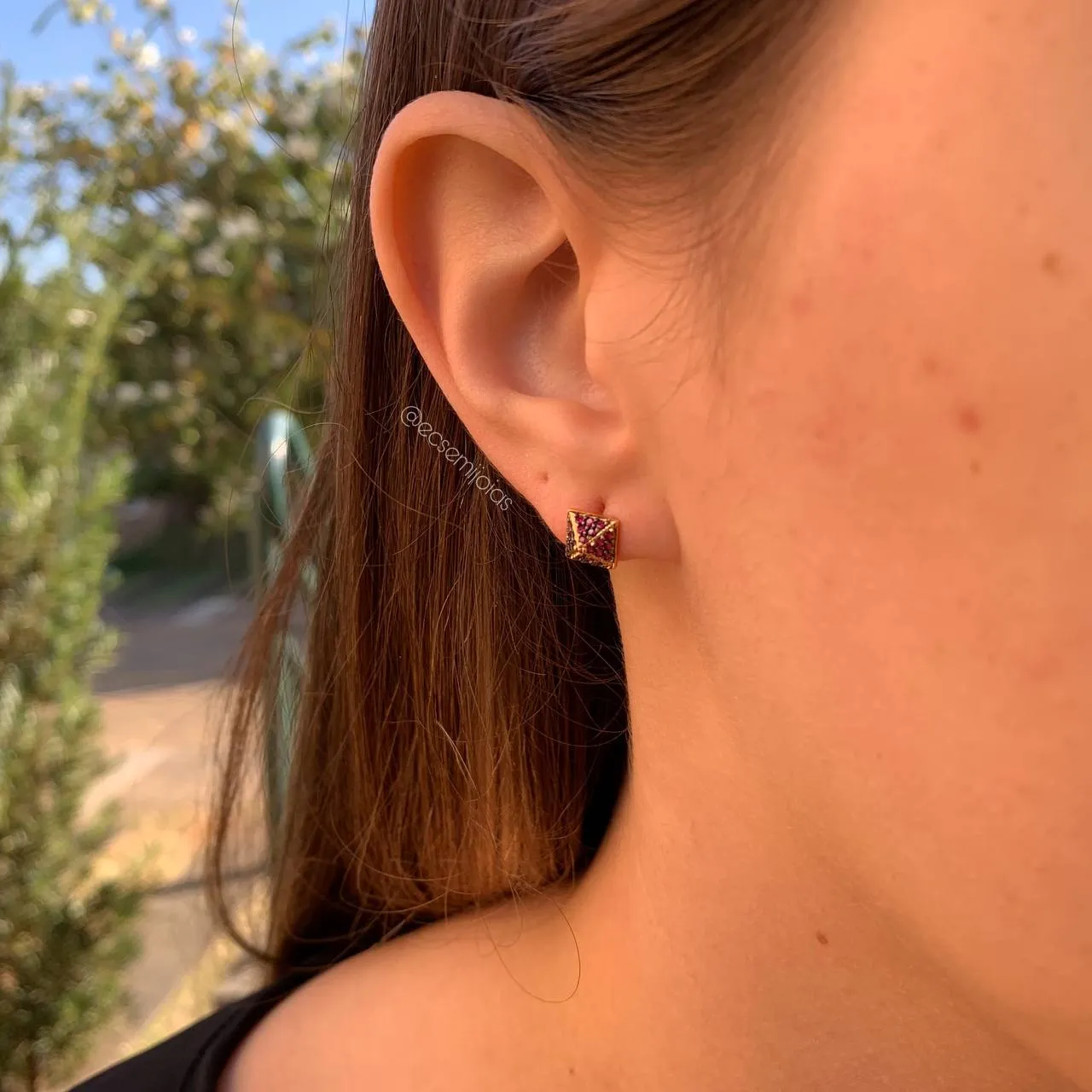 Brinco pirâmide cravejado - banhado a ouro 18k