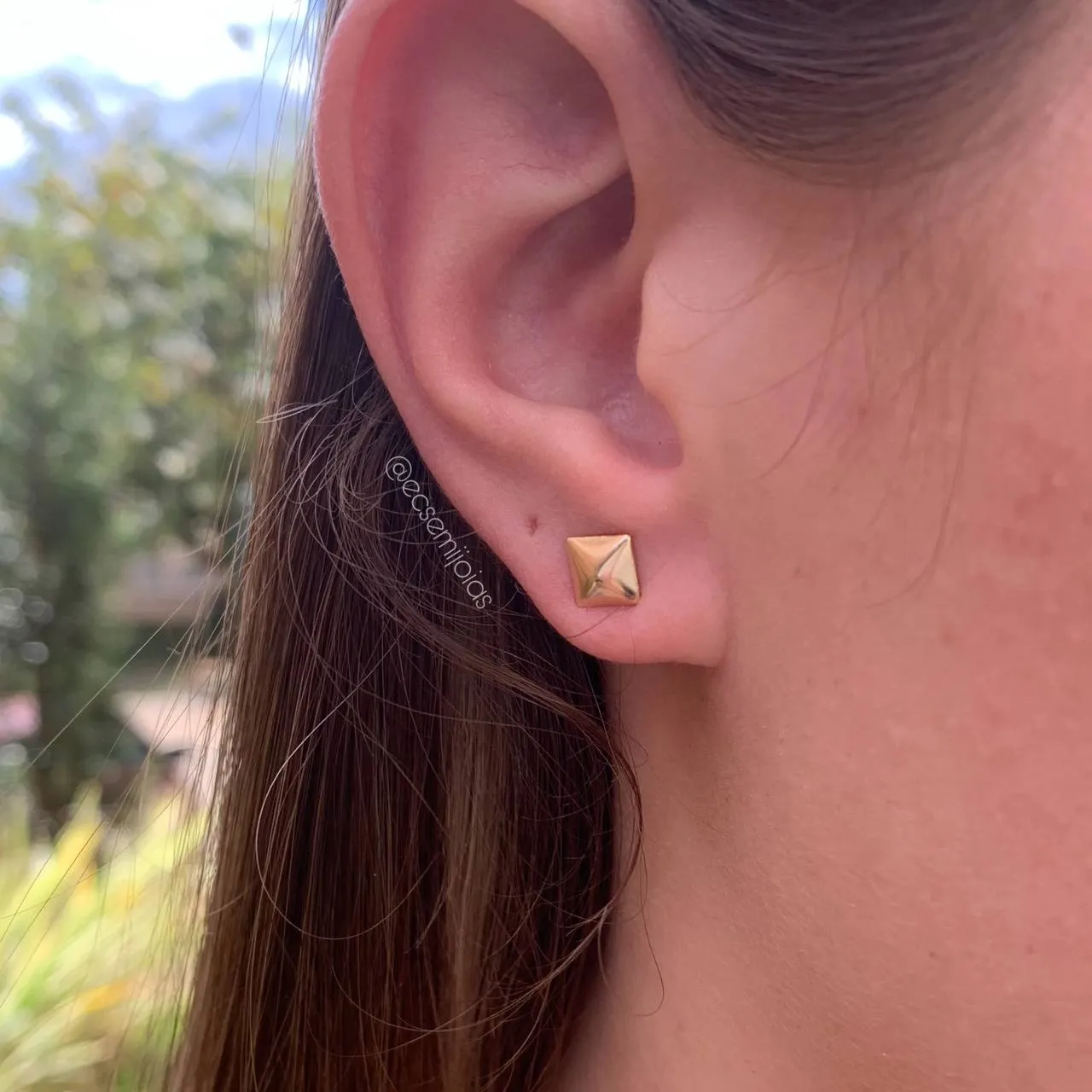 Brinco pirâmide P - banhado a ouro 18k