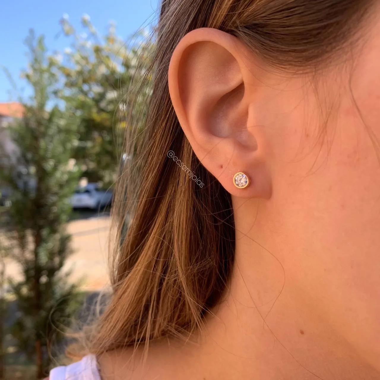Brinco ponto de luz redondo s/garras pedra 6 mm com galeria - banhado a ouro 18k