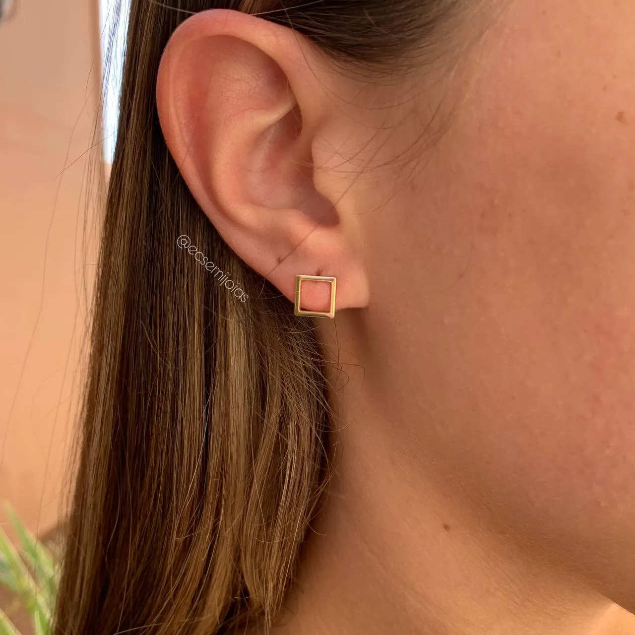 Brinco quadrado liso - 8x8 mm - banhado a ouro 18k