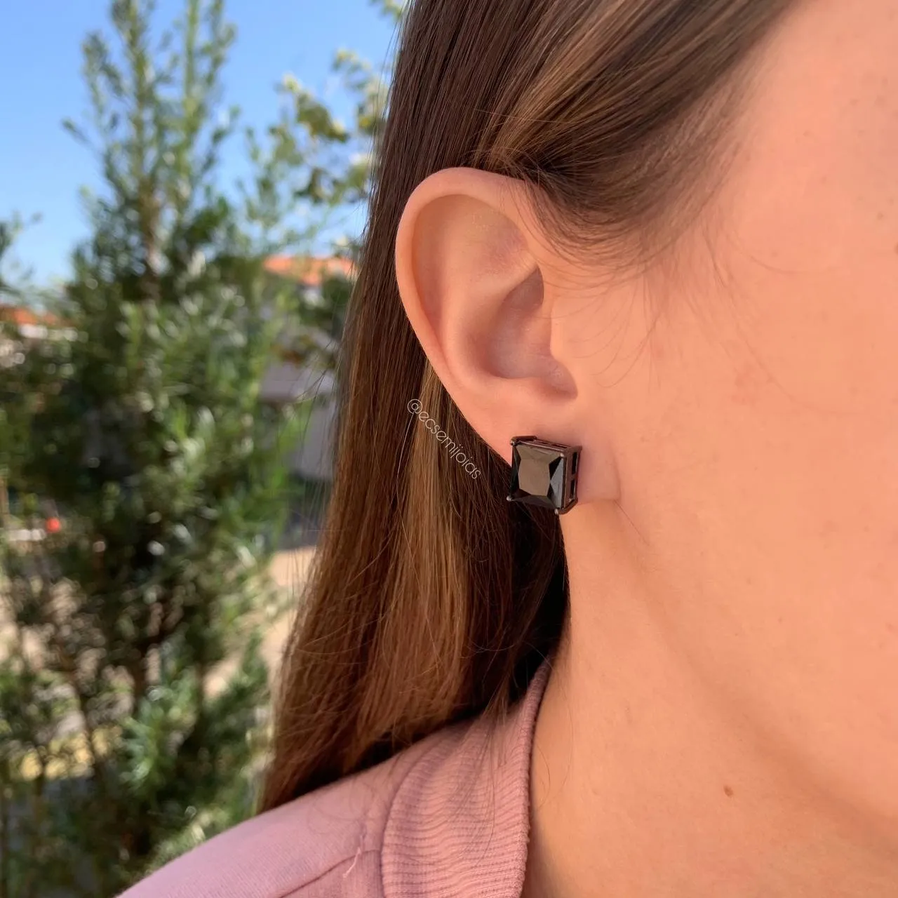 Brinco quadrado zircônia c/ 4 garras - banhado a ródio negro