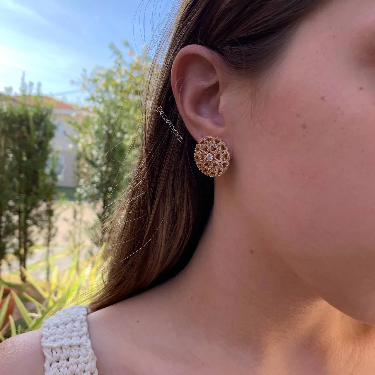 Brinco redondo flor de corações cravejados vazados - banhado a ouro 18k