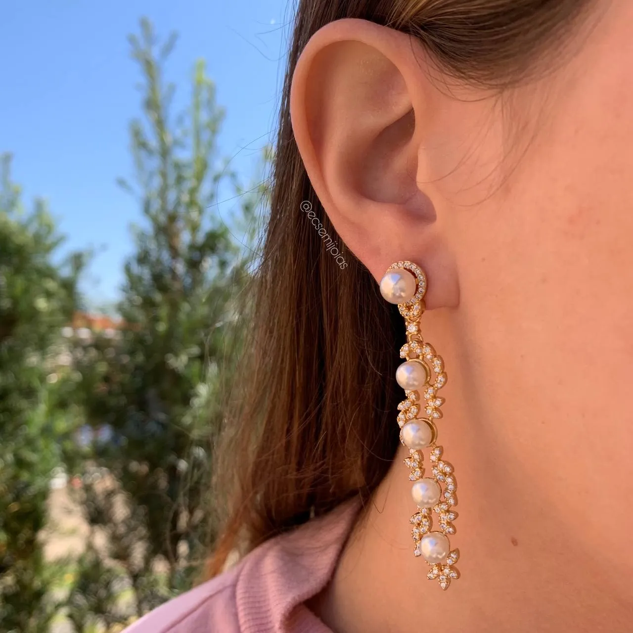Brinco reto com cinco pérolas cravejado - banhado a ouro 18k