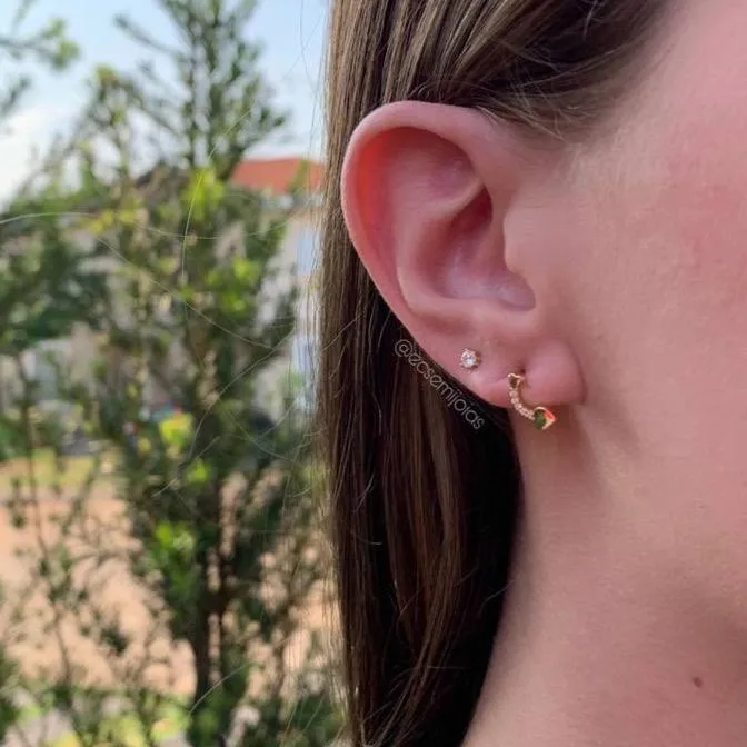 Brinco seta cravejada com coração - banhado a ouro 18k