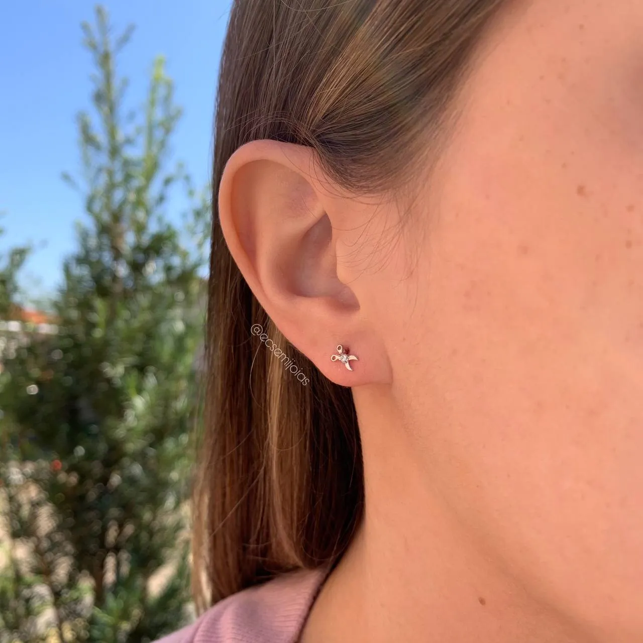 Brinco tesoura com 1 pedra no meio - banhado a ródio branco