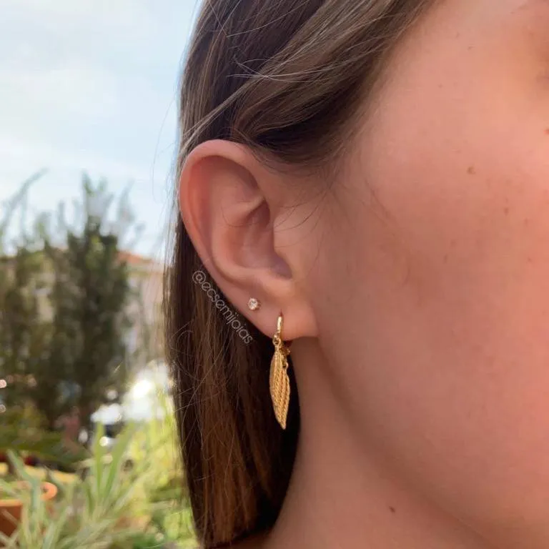 Brinco tranqueta com 3 folhas - banhado a ouro 18k