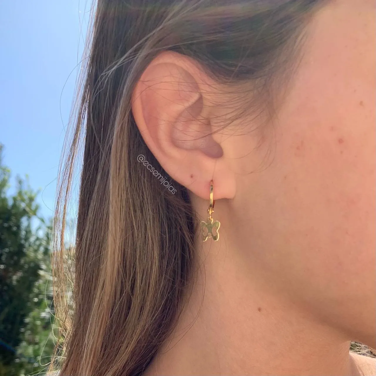 Brinco tranqueta com borboleta pendurada - banhado a ouro 18k