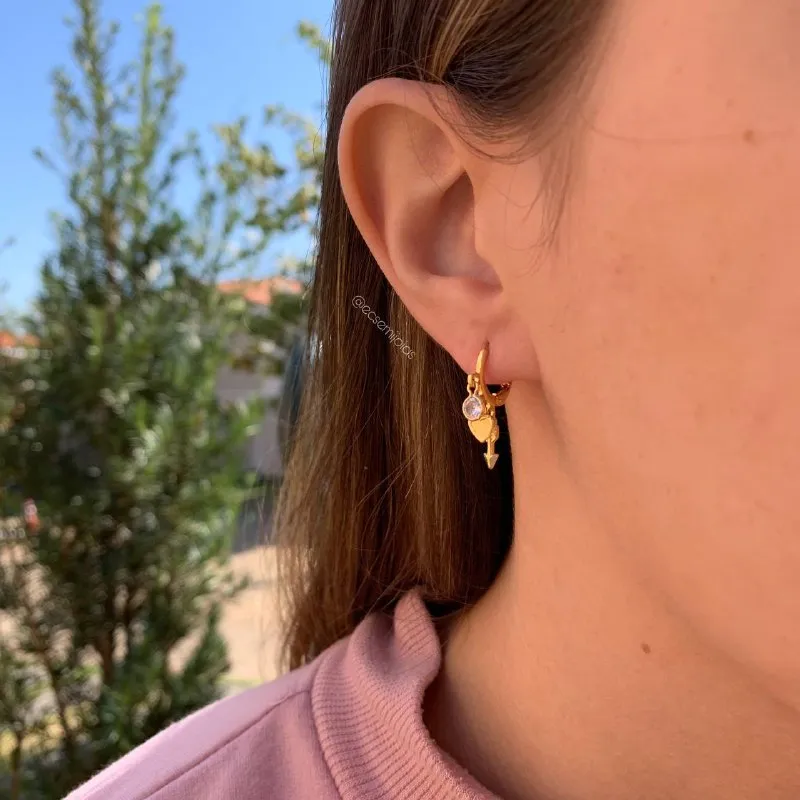 Brinco tranqueta com flecha coração e ponto de luz - banhado a ouro 18k