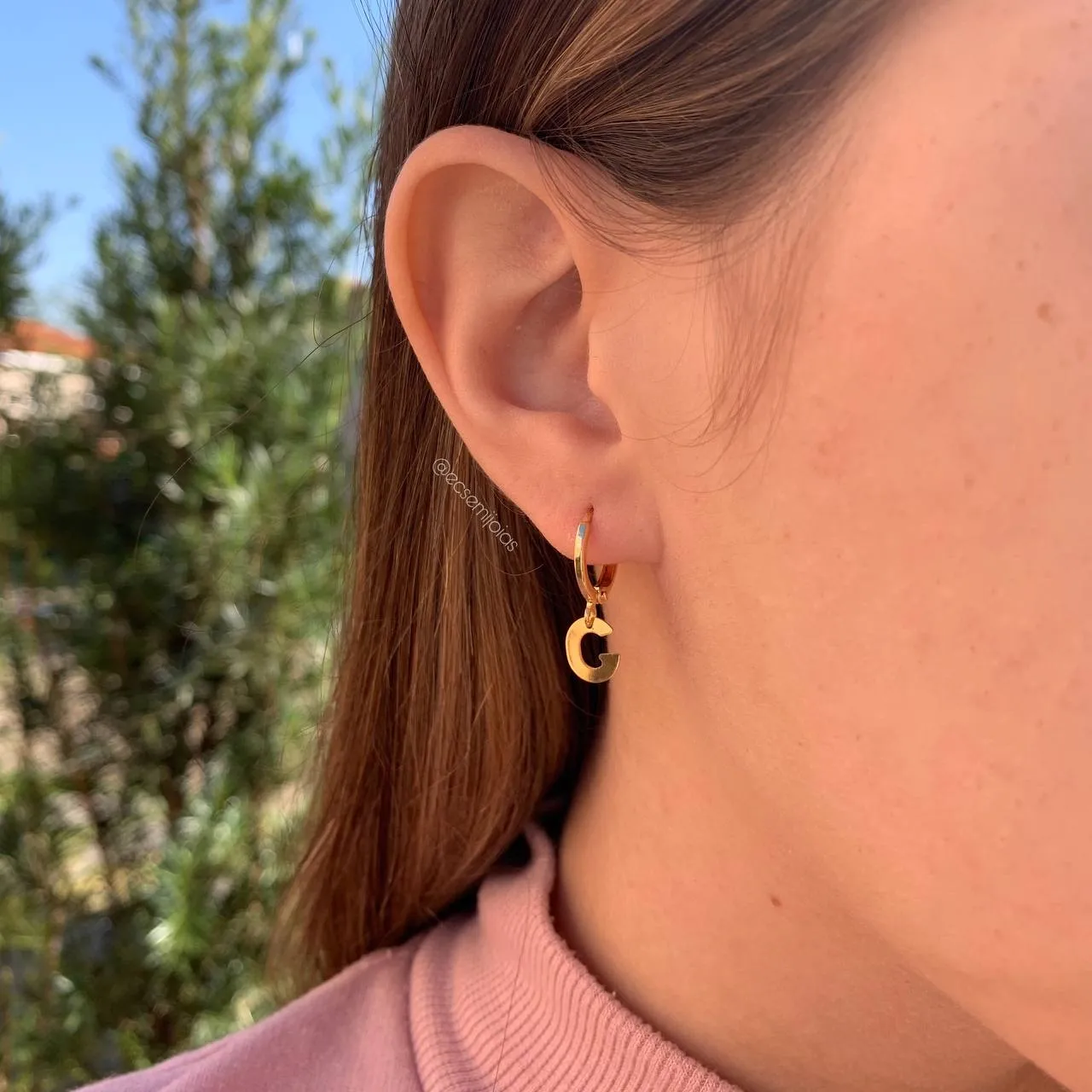 Brinco tranqueta com letra - banhado  a ouro 18k