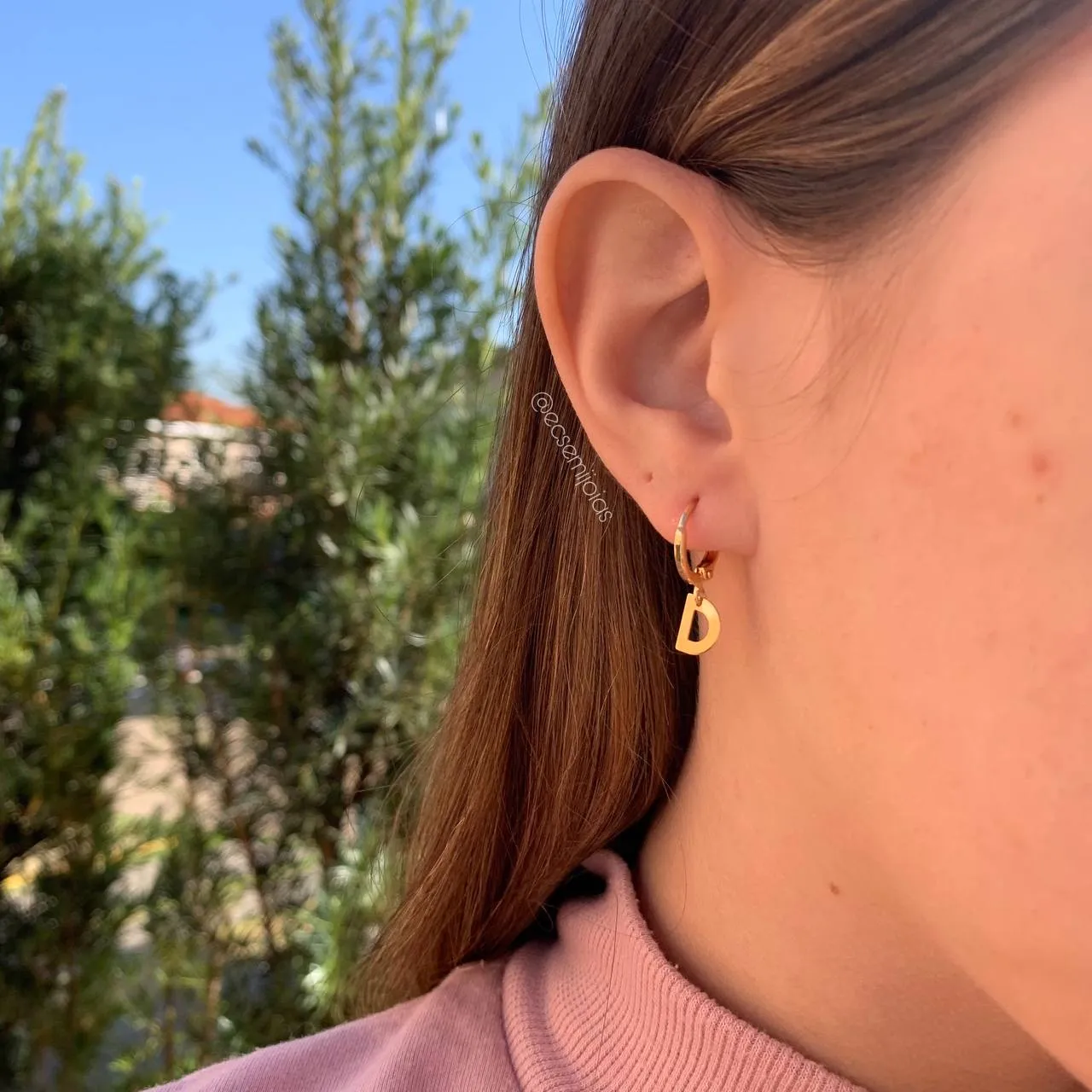 Brinco tranqueta com letra - banhado  a ouro 18k