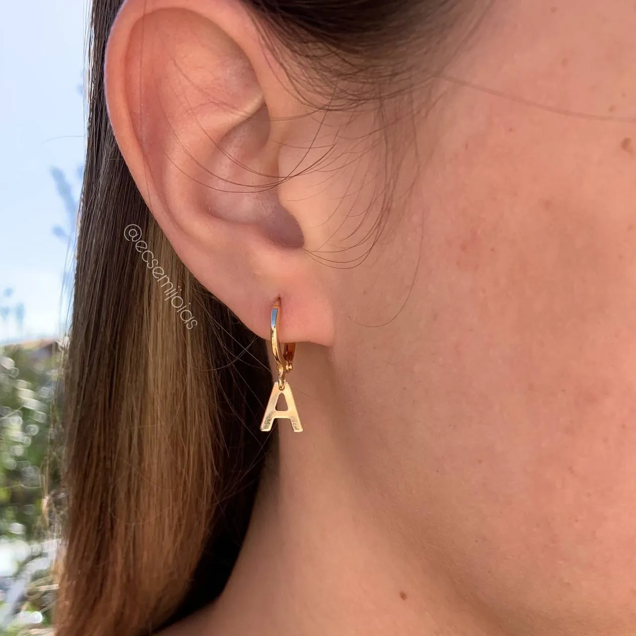 Brinco tranqueta com letra - banhado  a ouro 18k