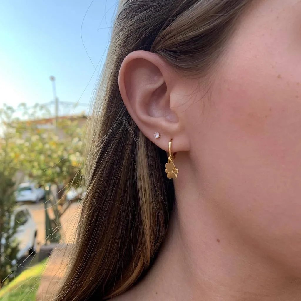 Brinco tranqueta com pata e coraçãozinho liso - banhado a ouro 18k