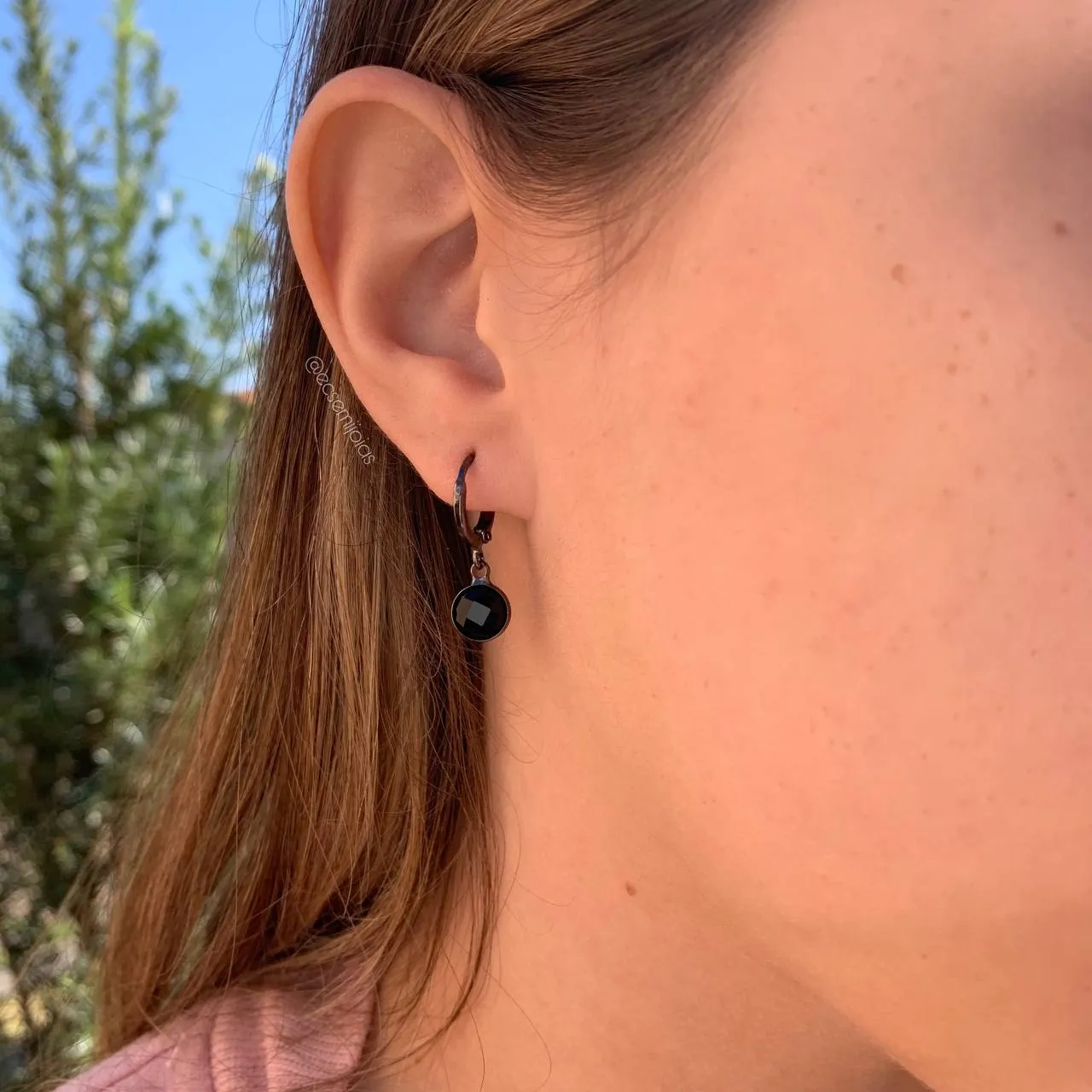 Brinco tranqueta com ponto de luz encapado - banhado a ouro 18k