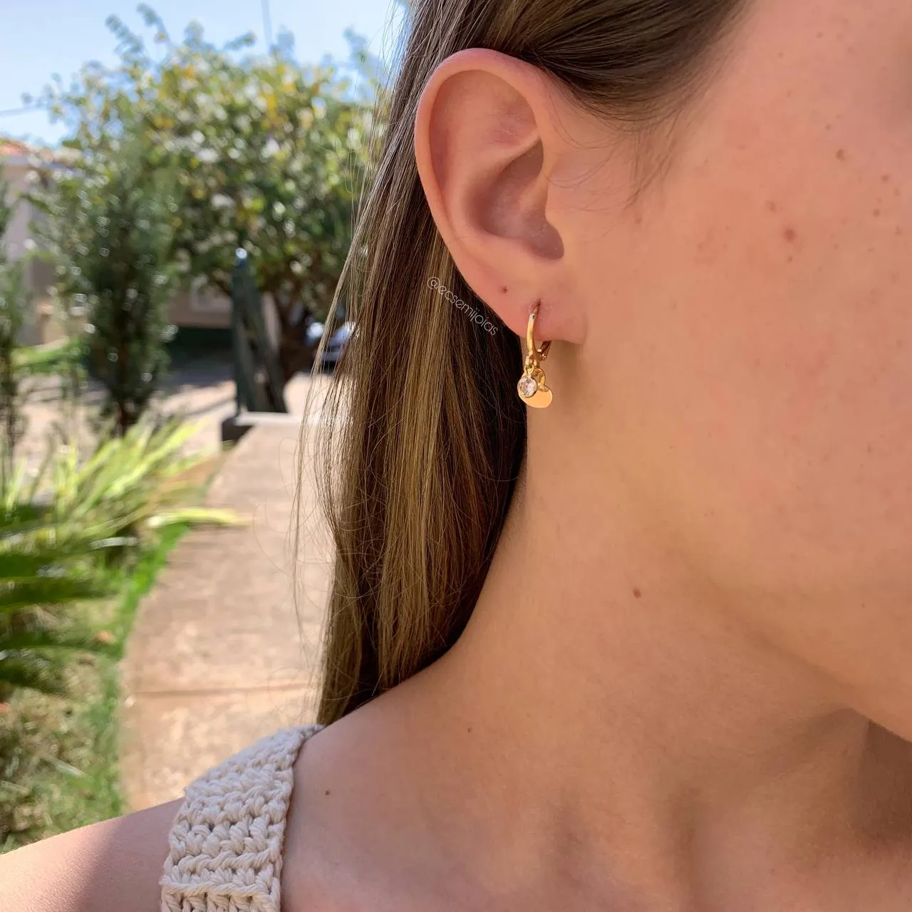 Brinco tranqueta coração de lado e ponto de luz - banhado a ouro 18k