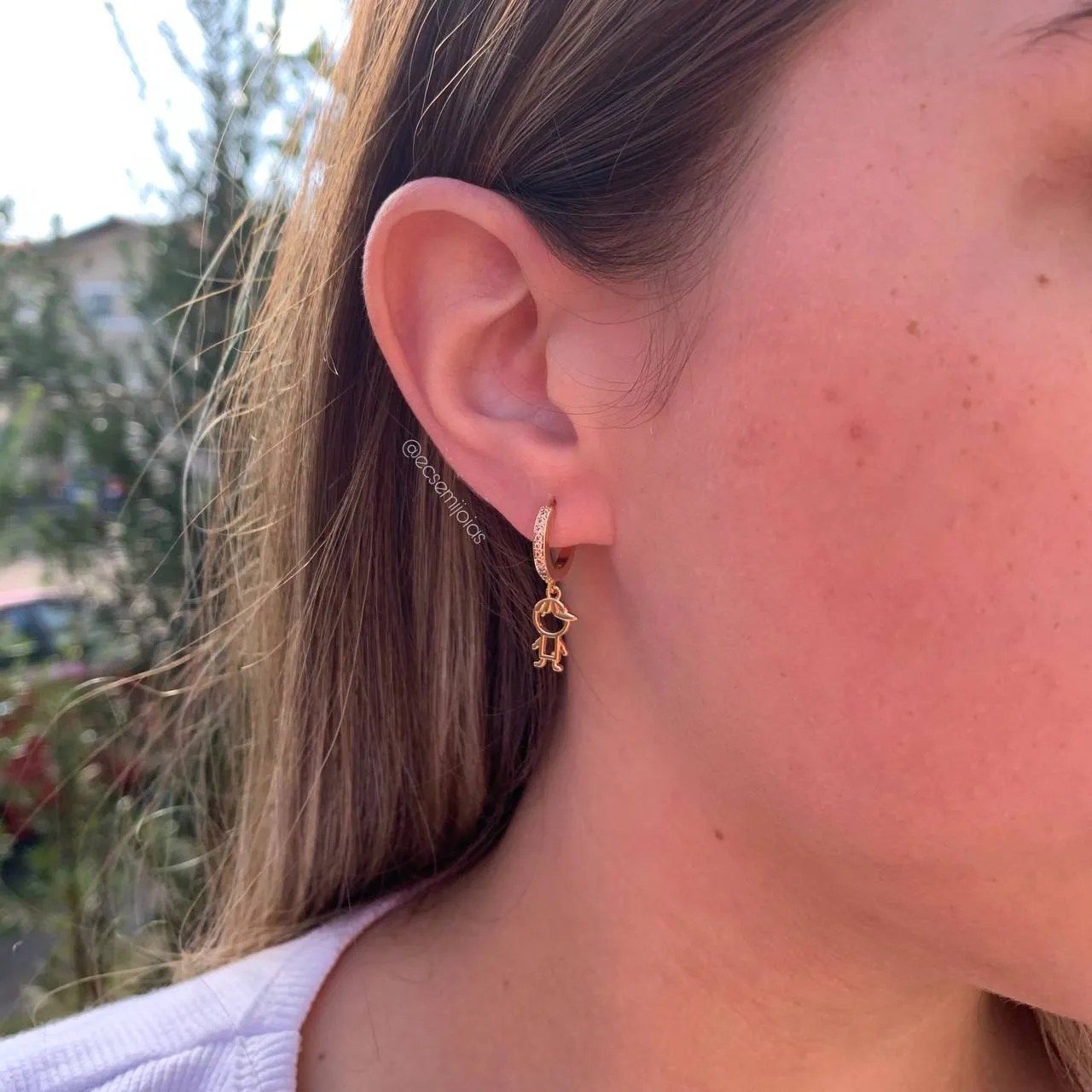 Brinco tranqueta cravejado casal menino de um lado menina do outro - banhado a ouro 18k