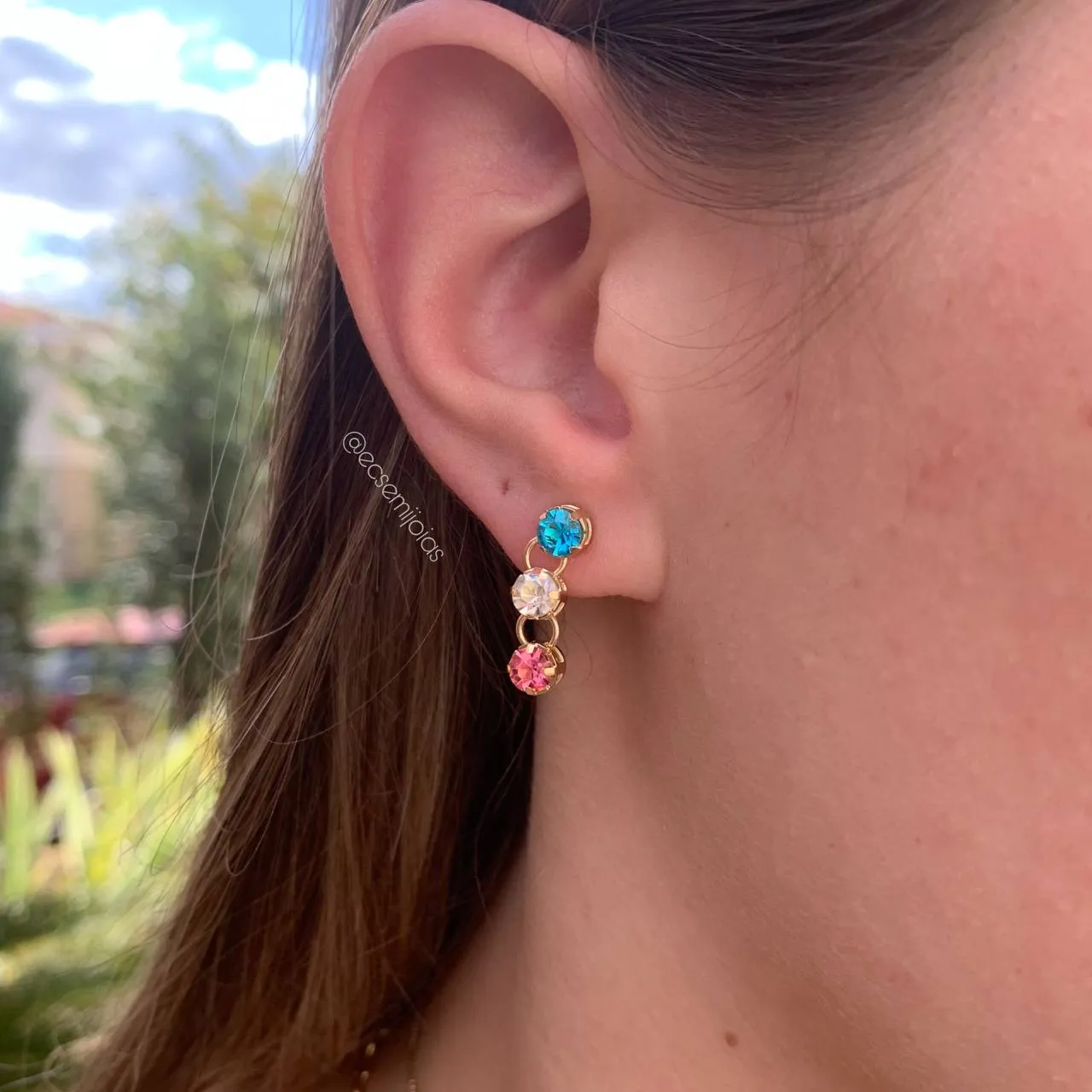 Brinco três pedras redondas de 5mm -banhado a ouro 18k