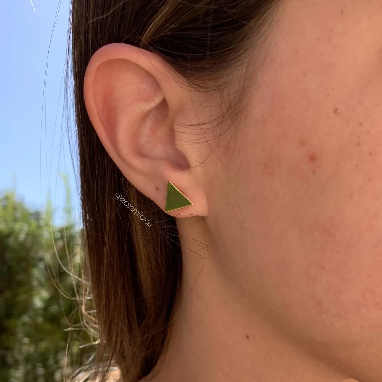 Brinco triangulo liso - banhado a ouro 18k