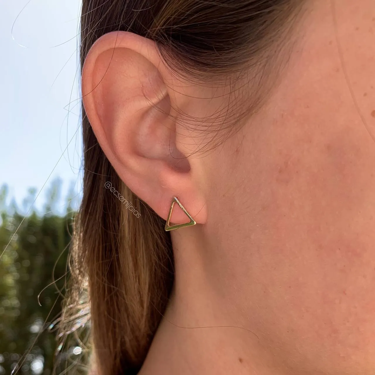 Brinco triangulo vazado - banhado a ouro 18k