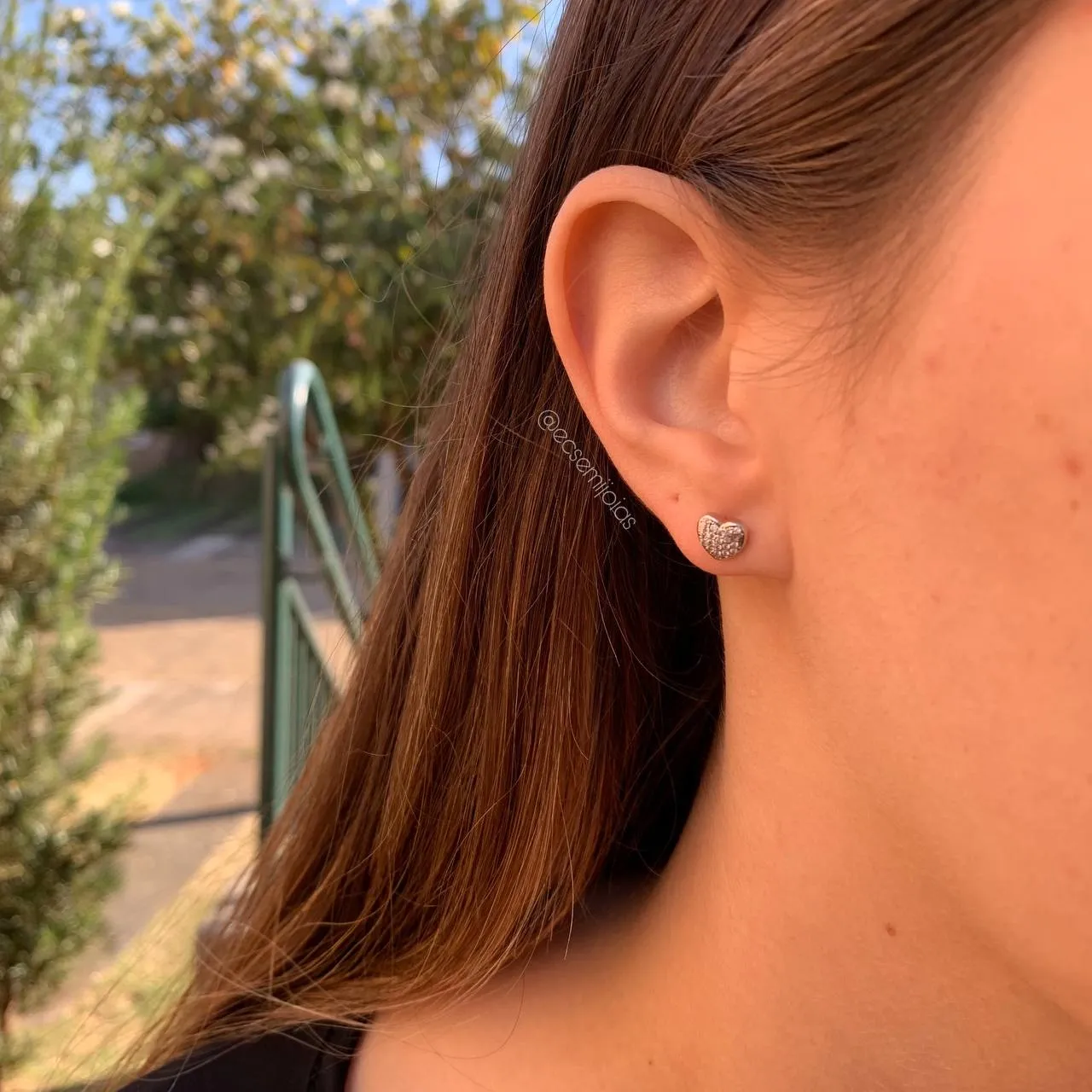 Brinco trio coração cravejado pequeno - banhado a ródio branco