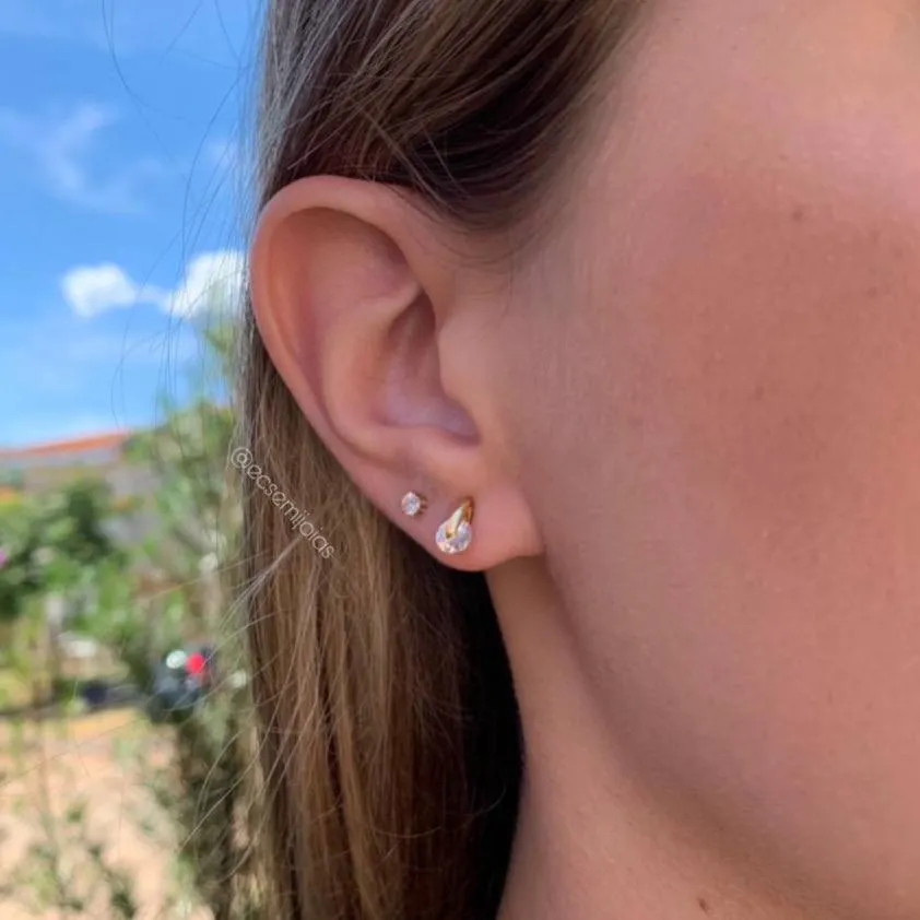 Brinco zircônia redonda com metal segurando - banhado a ouro 18k